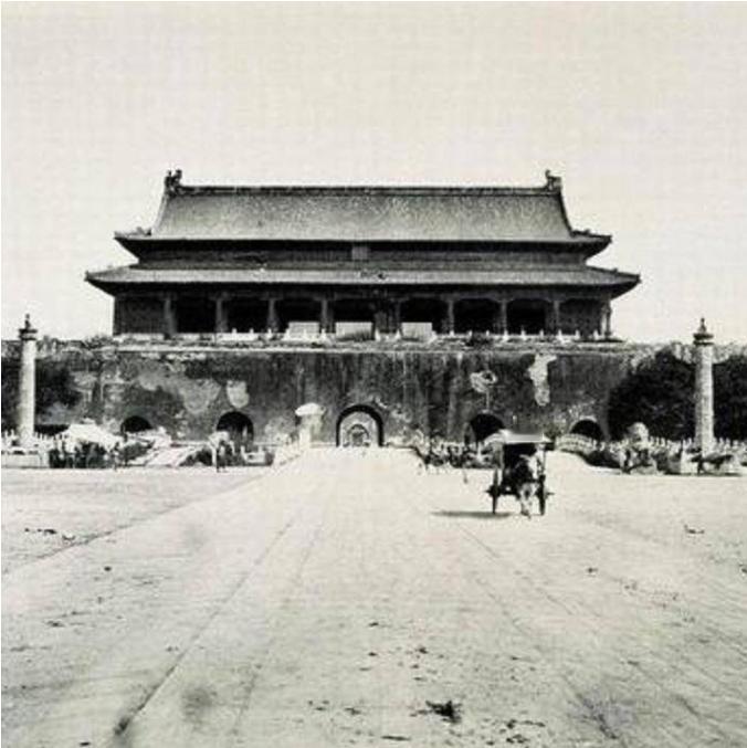 1969年年底，中央决定对天安门广场进行拆除重建，但就在施工的过程中，工人们在旧
