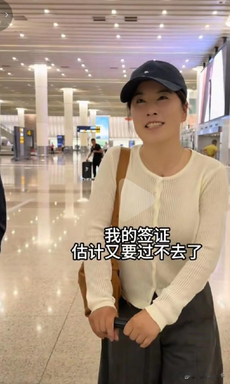 车车姐本来想去帮穆萨直播的，结果带父母到上海机场，她签证没过，父母过了，评论区一