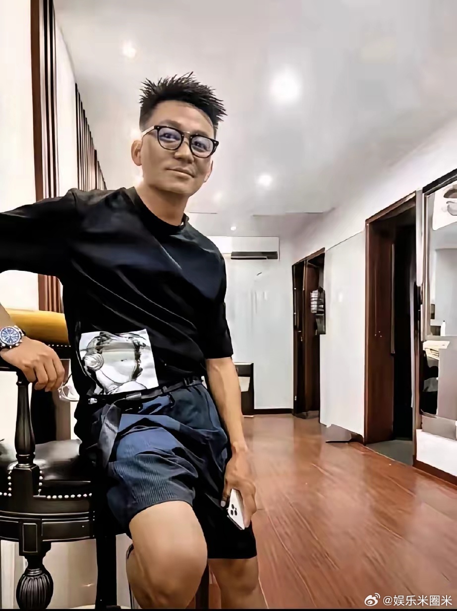 直到现在才明白了当初王宝强的含金量是个人都经不住全网扒可王宝强硬是给扛住了，一个