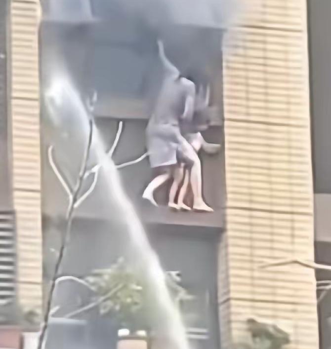 果然连云港消防被骂惨了，一致认为母女俩本来有生的希望，可消防只会洒水导致脚下打滑