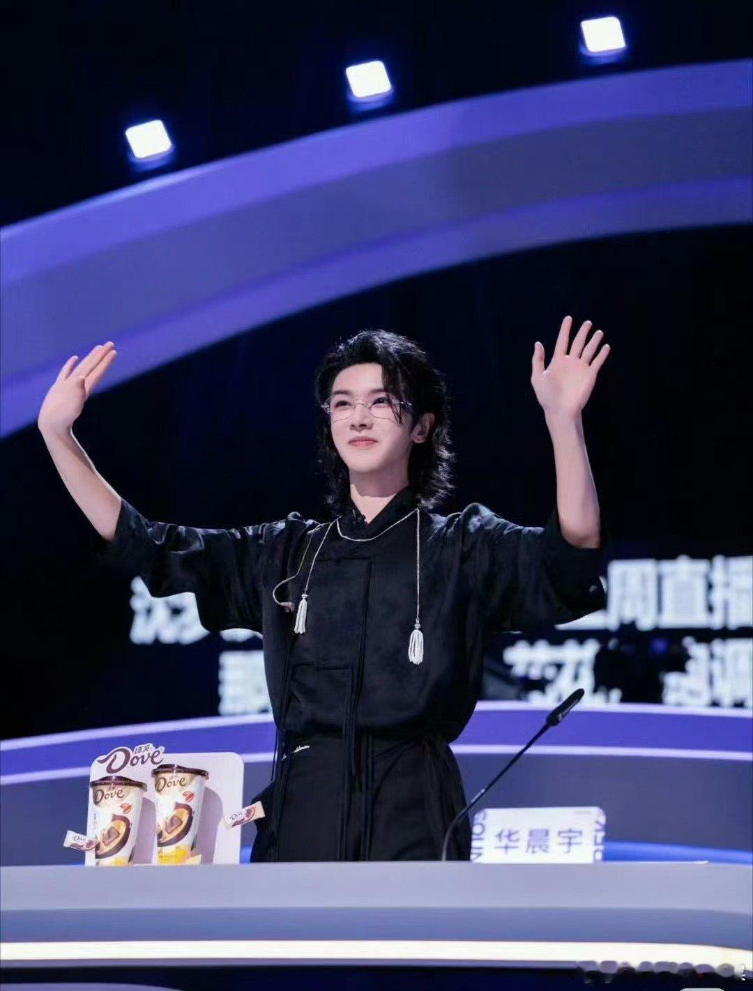 华晨宇就这样小指头戳戳声鸣远扬华晨宇就这样小指头戳戳，可爱到让人忍不住姨母笑 