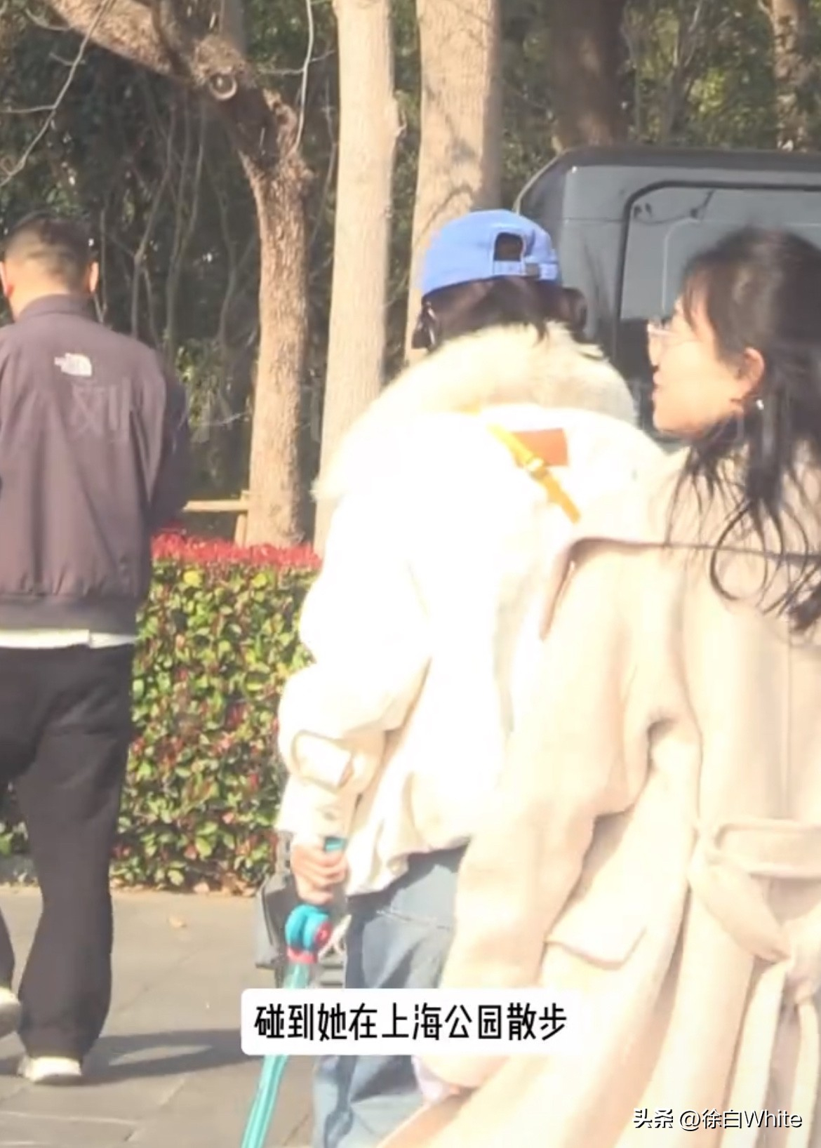 赵丽颖2个月不露面，娱记拍到赵丽颖一个人拿着玩具剑逛公园，蓝色棒球帽，黑框眼镜，