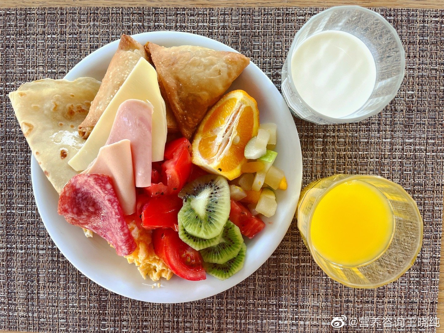 【旅行期营养师温馨提示】旅游途中为了玩得充分，往往吃不好，尤其容易缺乏维生素C、