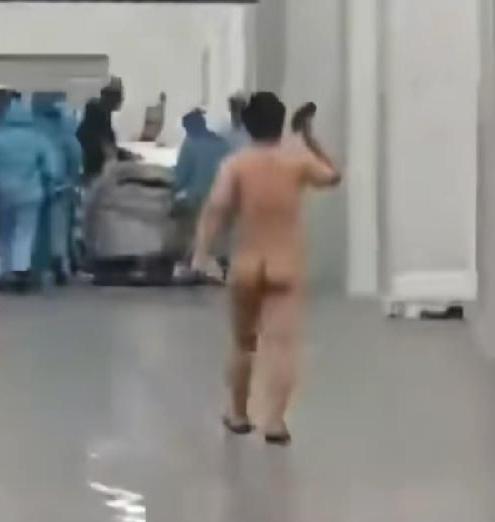 宁德时代否认不让上厕所男员工裸奔。
看现场环境，生产电池工厂，不过电池不像宁德时