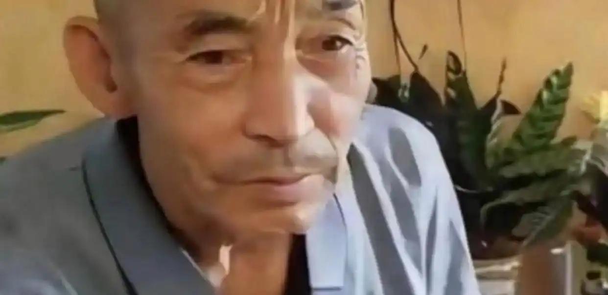 武汉街头，一个煎饼摊主捡到了2个女婴，他终生未娶，20年后，女儿们成了博士和军医
