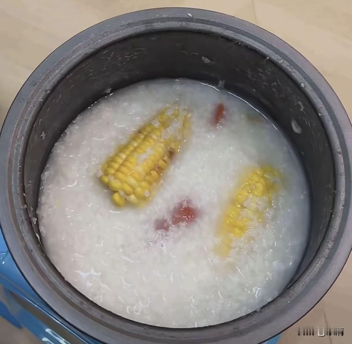 放假在家，我教孩子熬玉米粥，结果…哭笑不得！[捂脸][捂脸][捂脸]
 

 