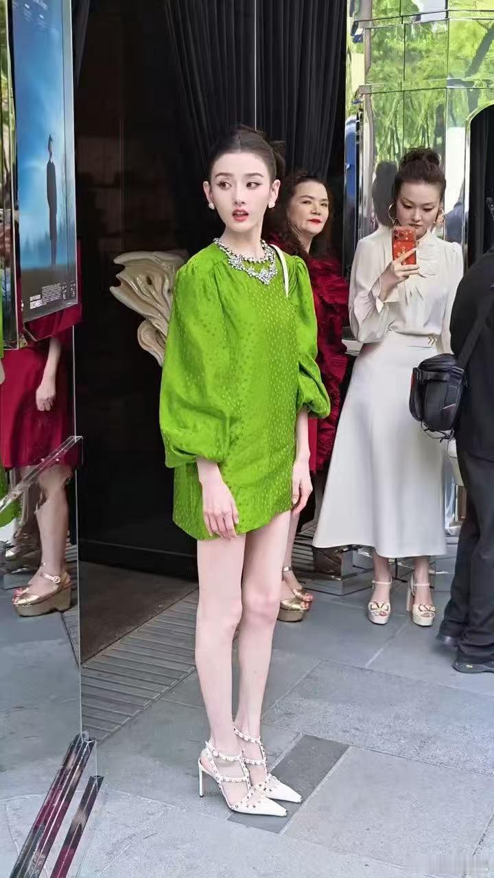 宋祖儿大红大绿宋祖儿好权威的浓颜宋祖儿的脸 女娲炫技宋祖儿生图颜值依旧抗打，完美