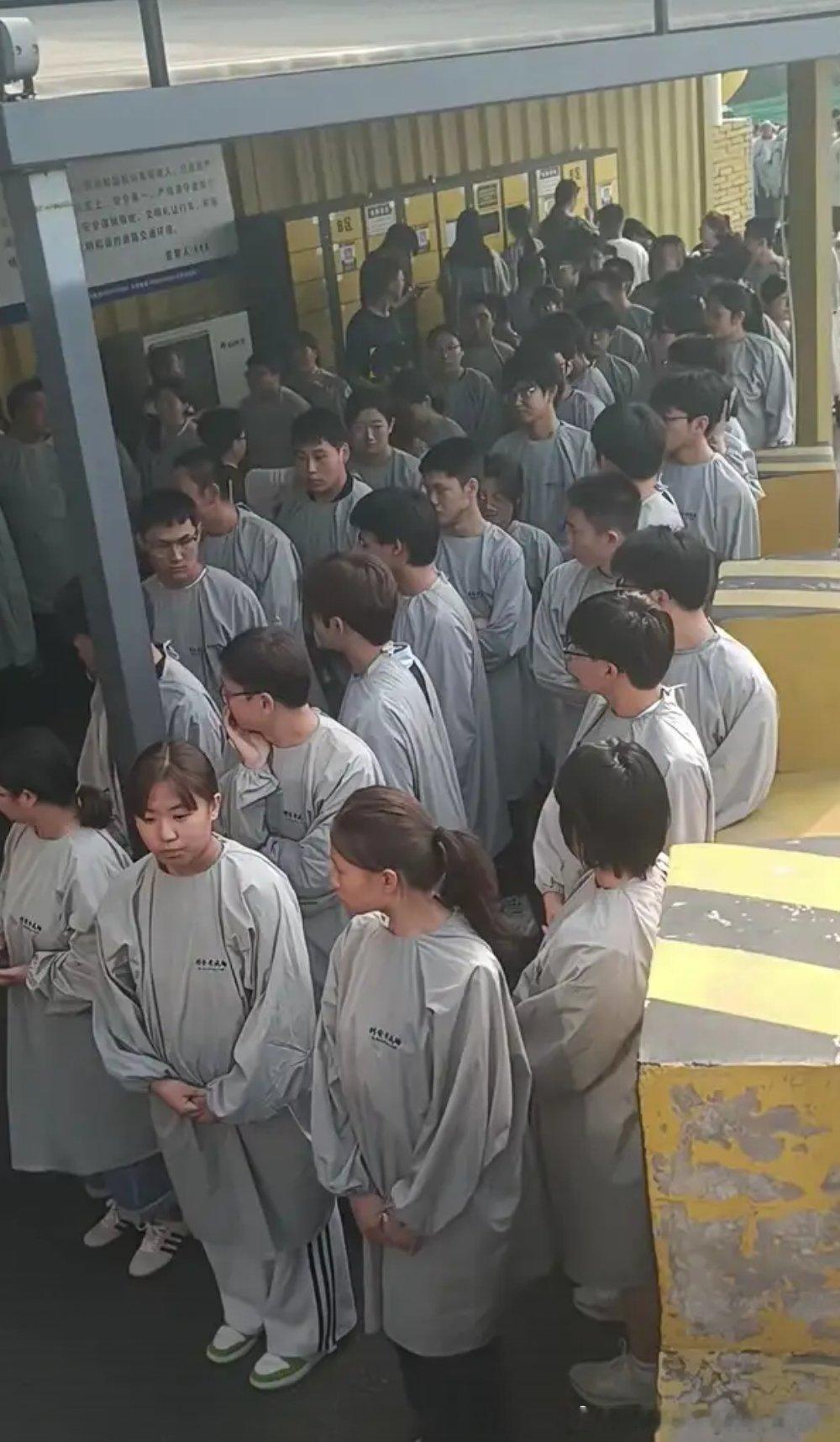 这是啥？现在考科目一的屏蔽防作弊服？ 