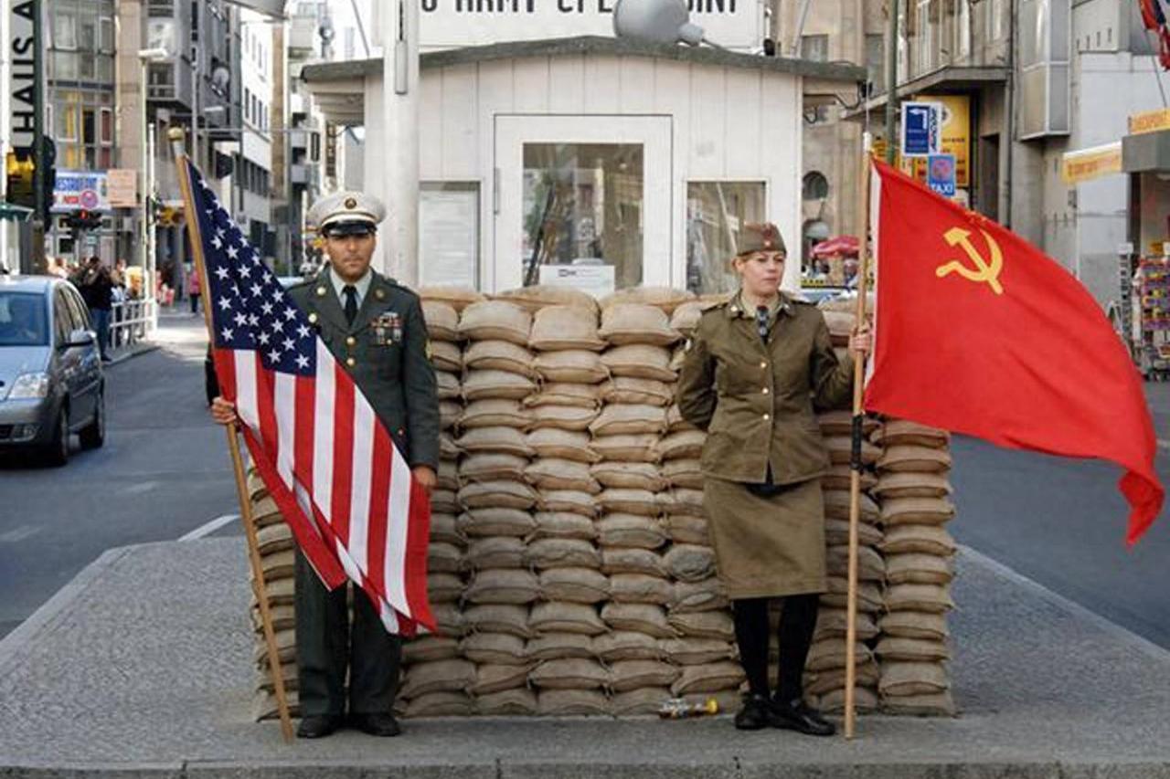 如果把时间拨回冷战年代，很多人对世界格局的理解其实很简单：地球上只有两个真正的主