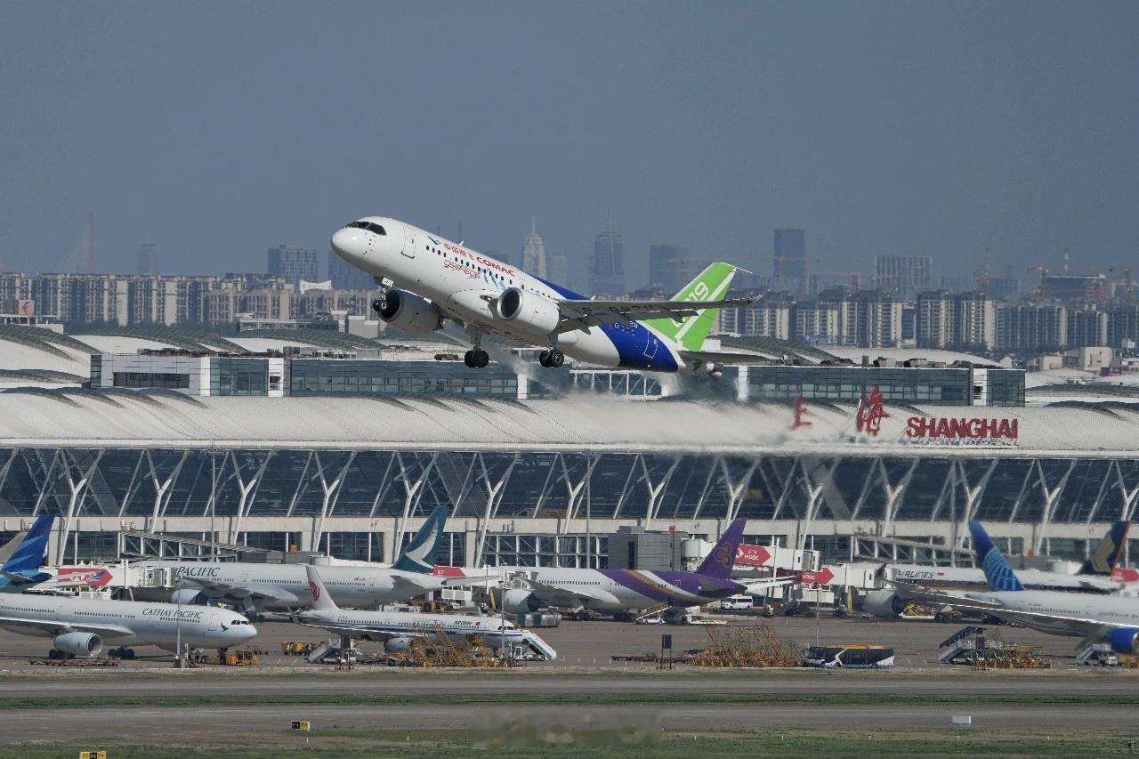 【C919高原型首飞】7月29日7时59分，C919高原型首架机在上海浦东国际机