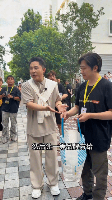 赵丽颖比任何人都爱惜自己的羽毛“丽颖其实早已准时抵达直播现场，尽管身体已经十分不
