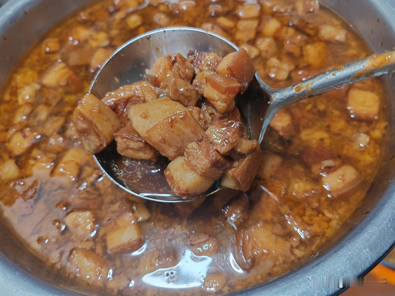 做红烧肉时到底要不要焯水呢?
做红烧肉，五花肉肯定要焯水处理一下，要不然血末会非