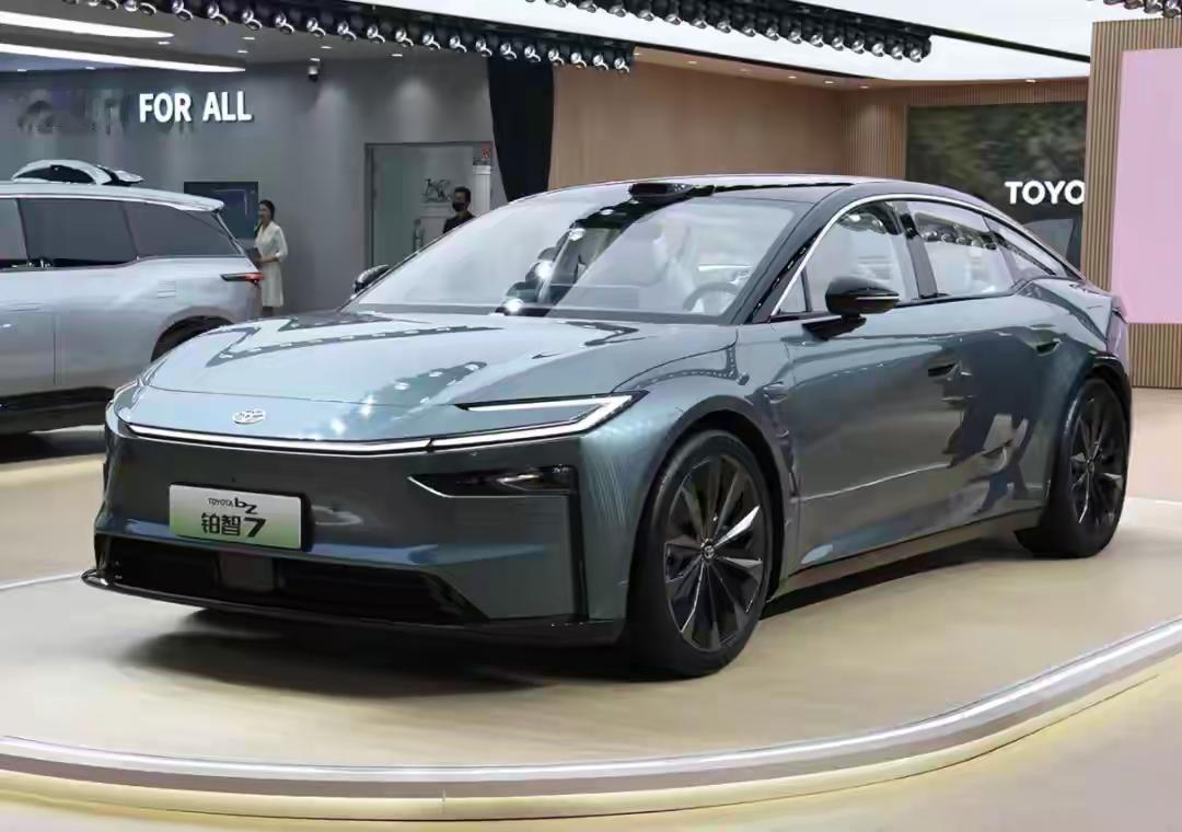 广州车展的空气里，不只有香水和皮革的味道，还有一股暗涌的电流——那是纯电赛道蓄势