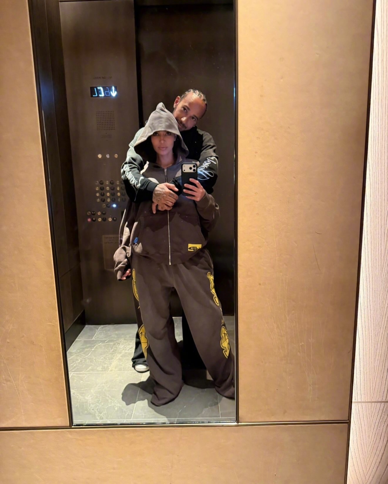 金卡戴珊和男友刘易斯·汉密尔顿又秀恩爱了，这俩居然愣是看顺眼了，感觉性格很合拍！
