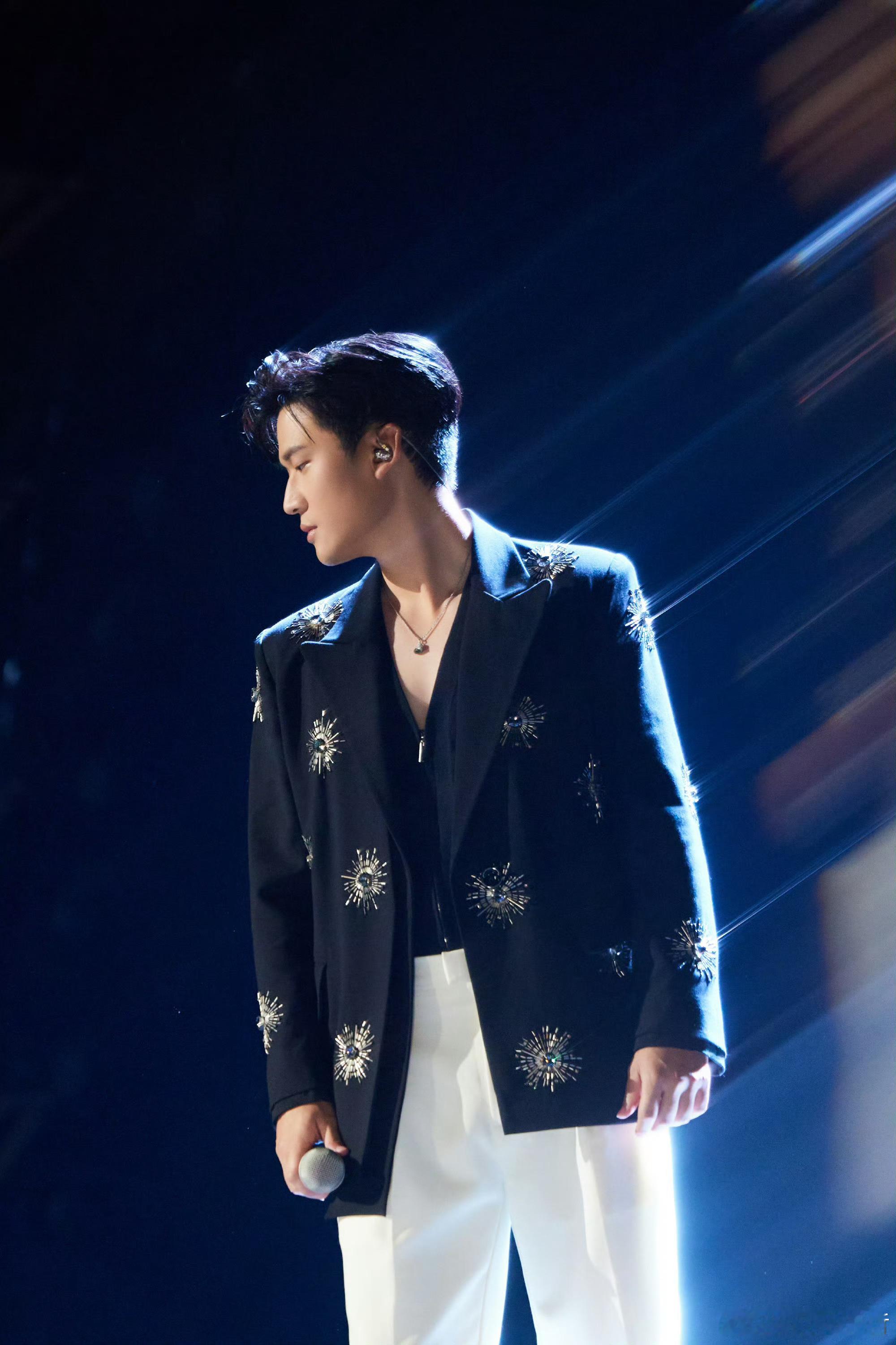 演唱《永不失联的爱》爆发力真的没得说，既唱出了成年人爱情里的清醒与沉沦，又将那份