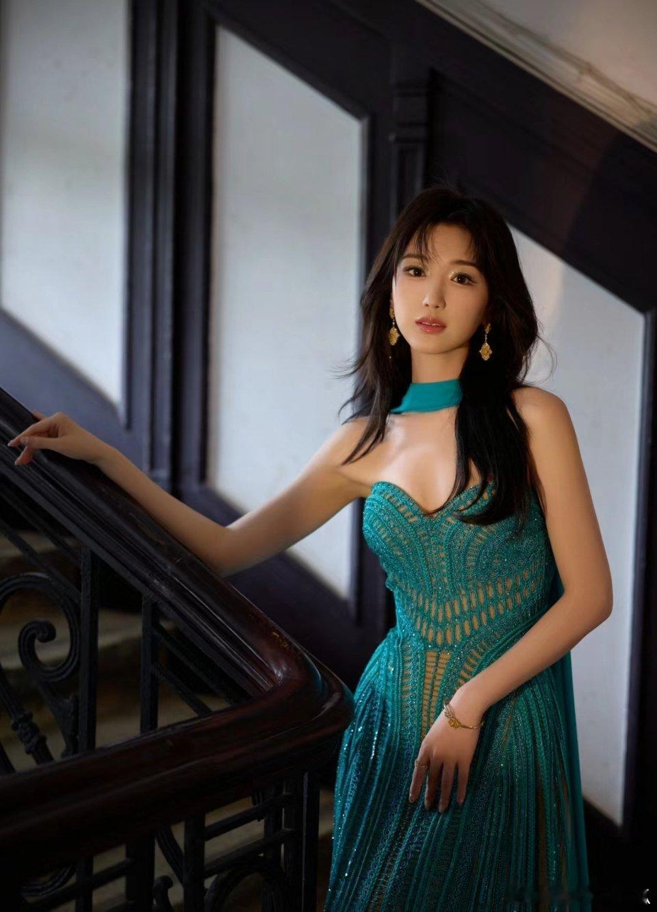 毛晓彤这套衣服还有一点茉莉公主的感觉 ​​​