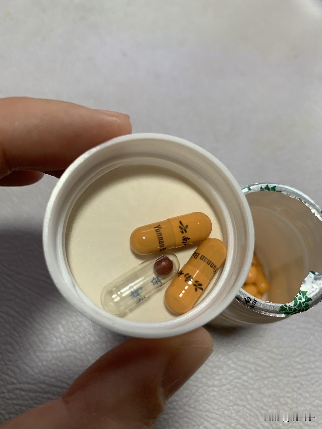 围绝经期出血20多天，止血药怎么吃也不管用，昨天试了老妈的偏方，剪一撮头发，烧成