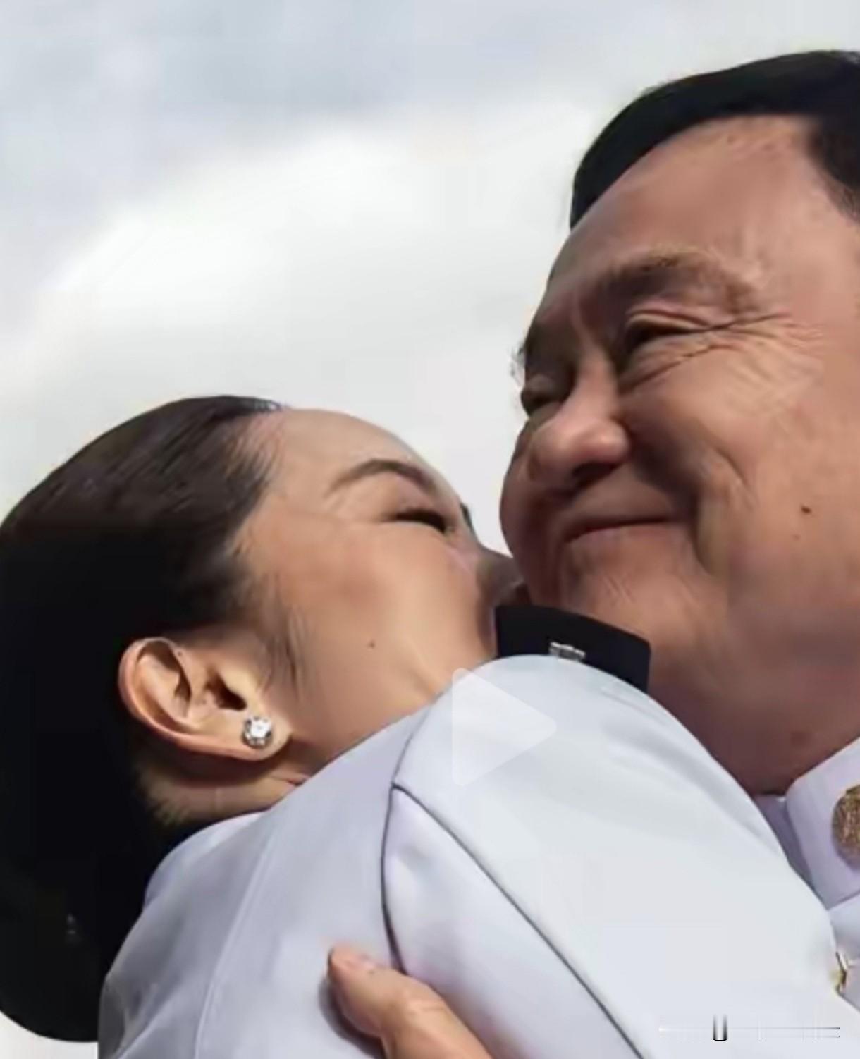 《 泰 国 他 信 多 磨 难 》
       他信获假释于泰王英明有关，于现