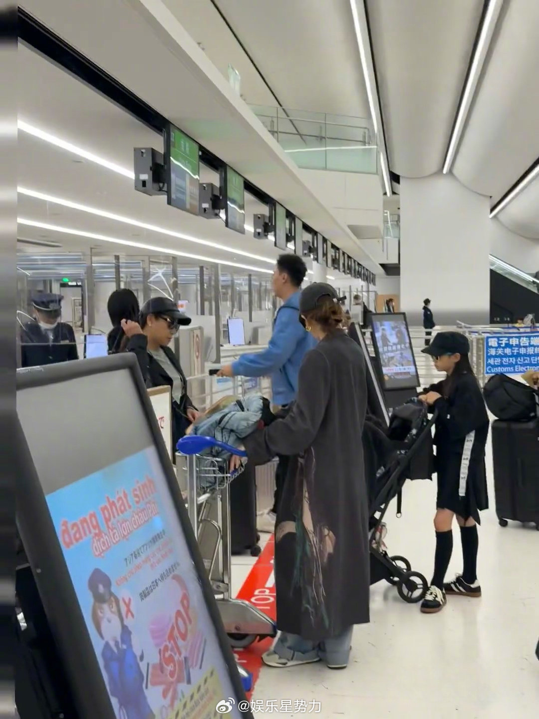 日本机场偶遇戚薇李承铉一家 网友在日本成田机场偶遇戚薇李承铉Lucky一家，这是