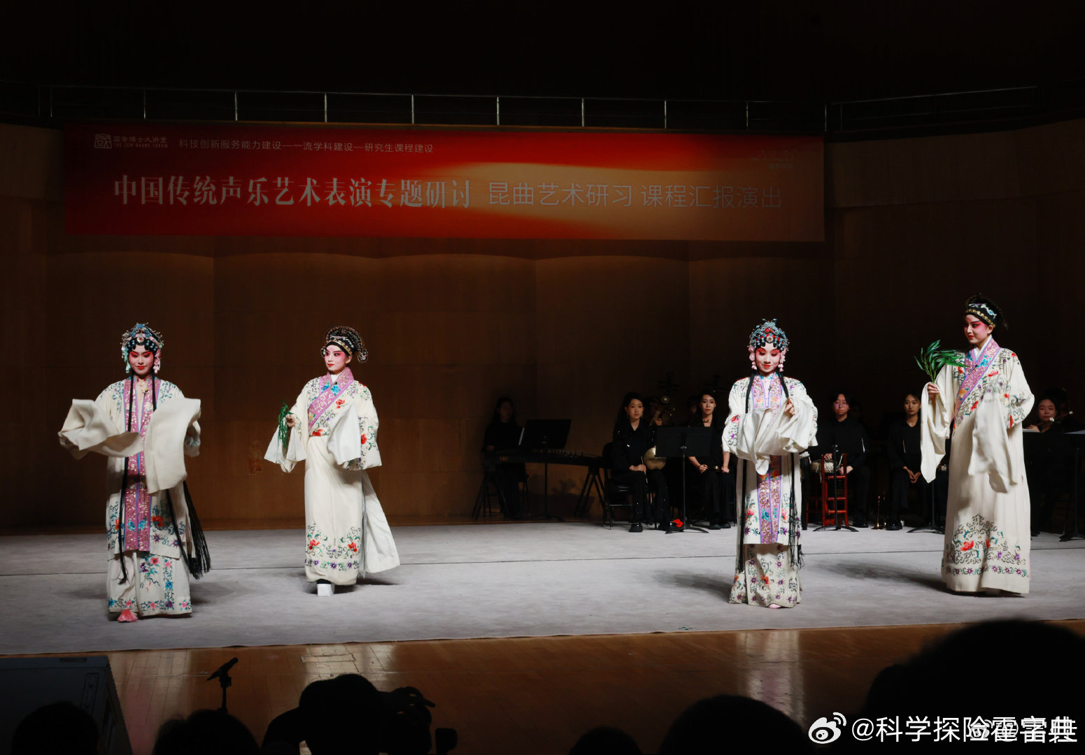 本着面向新大众文艺的时代诉求和艺术为民的公共服务意识，中国音乐学院国音堂的许多演