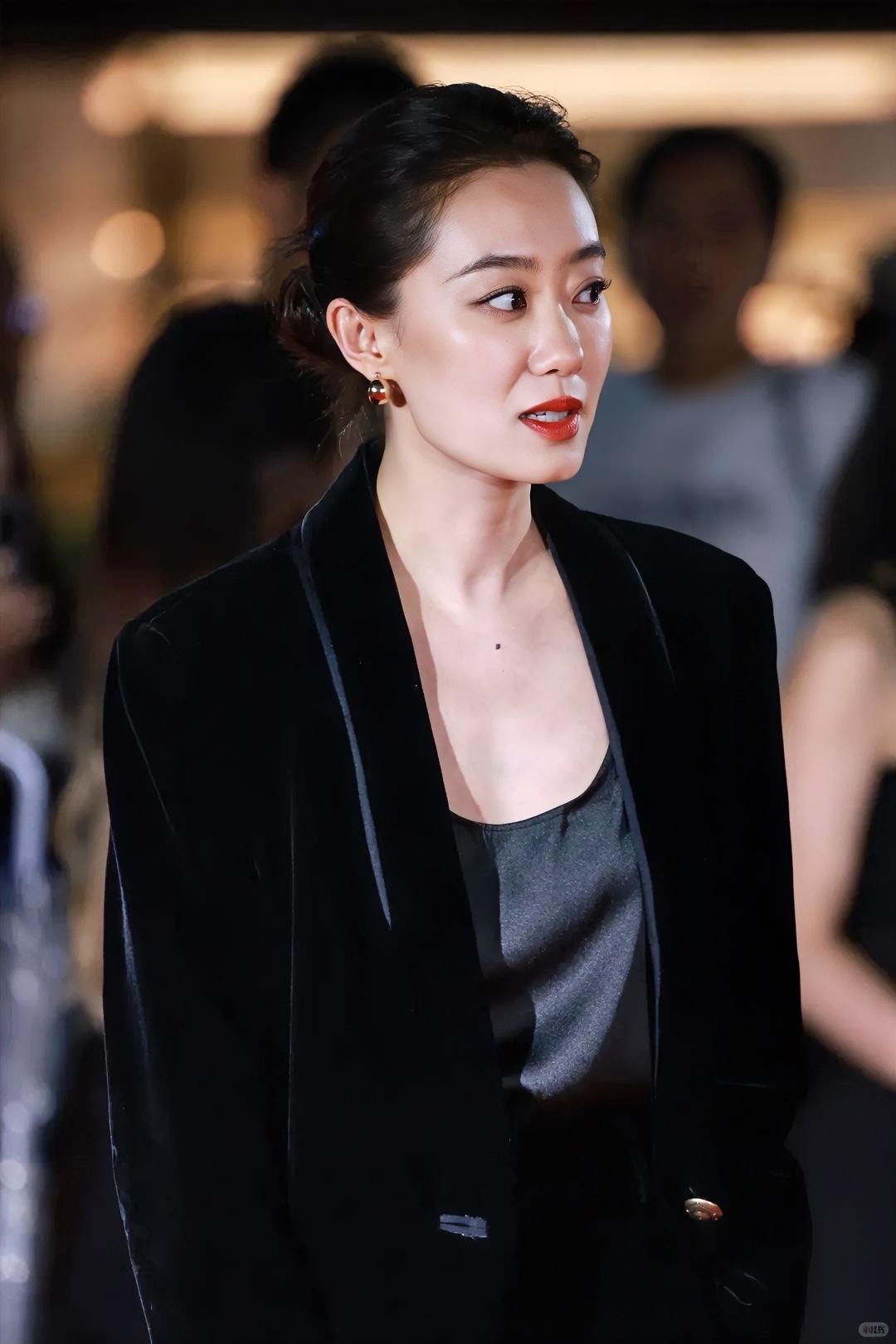 张小斐，

该做的一样没做，

39岁了，没有结婚，没有生孩子，妈妈也没当，对象