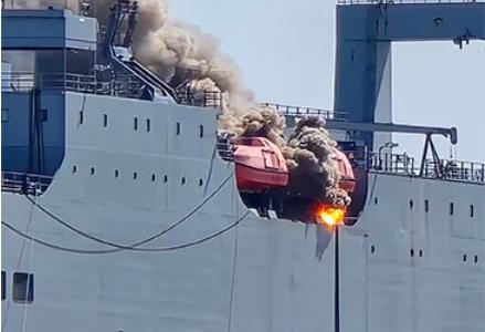 美国的一艘大型补给舰发生了严重的火灾，瞬间浓烟滚滚啊，能够在几公里之外也能看到大