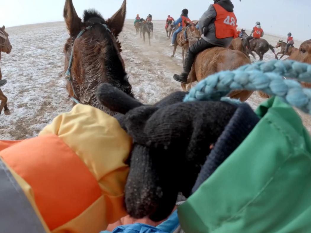 -23℃的旷野里，蒙古族人生火喂羊、策马扬鞭