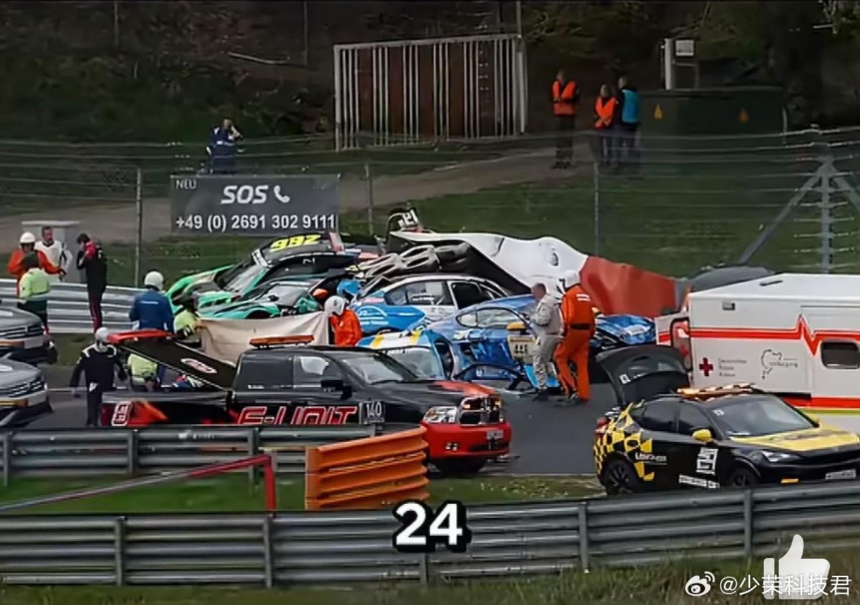 纽北事故光是看照片就能感受到事故有多惨烈，各种限量版超跑撞得七零八落，修一修应该