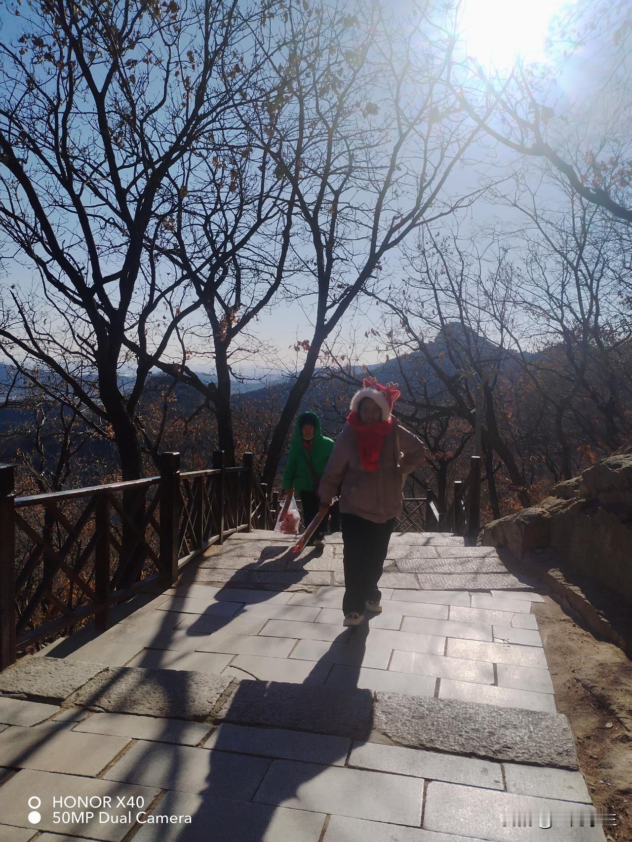 冬天去爬山真的有点不合时节，但是更多的原因是因为都有时间。一路上的担心都被快乐冲