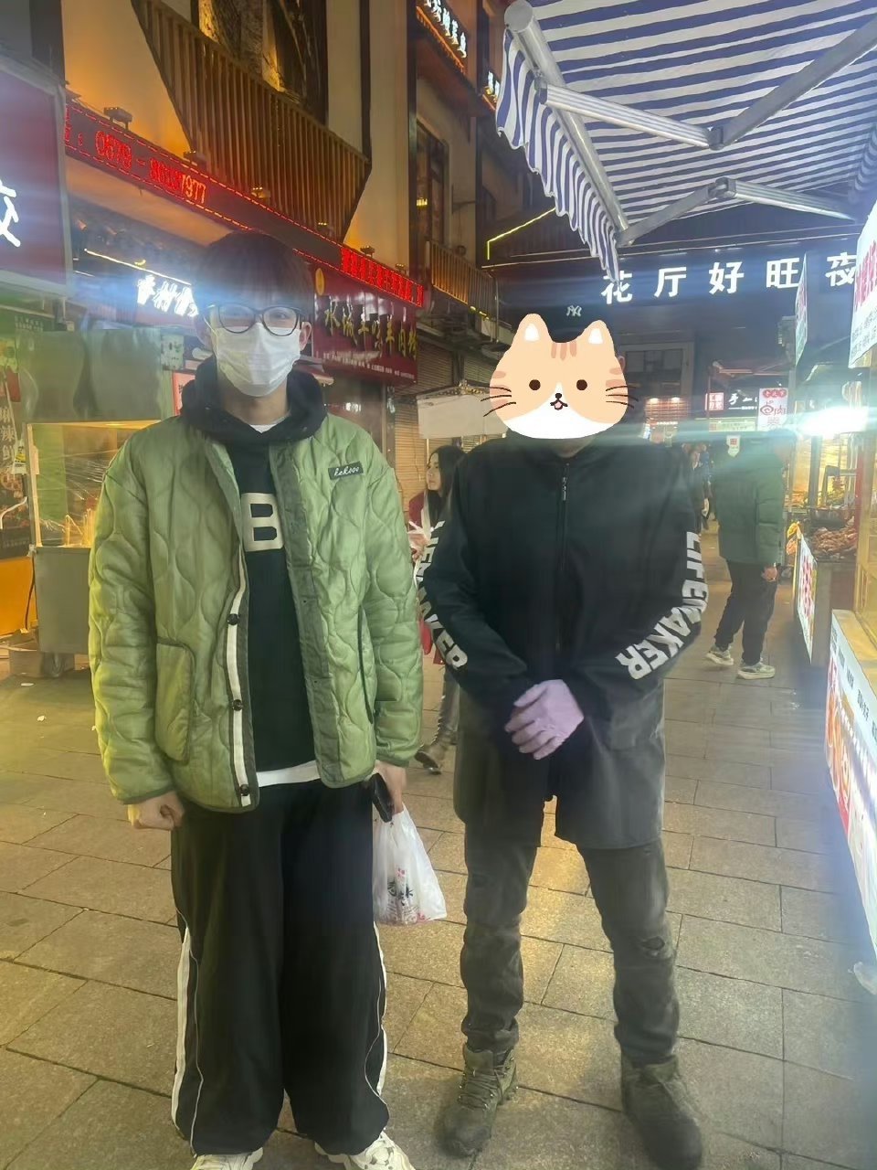 #王星越买炒饭被抓合照#你们的眼神怎么这么好，孩子全副武装裹成那样了，你们也认得