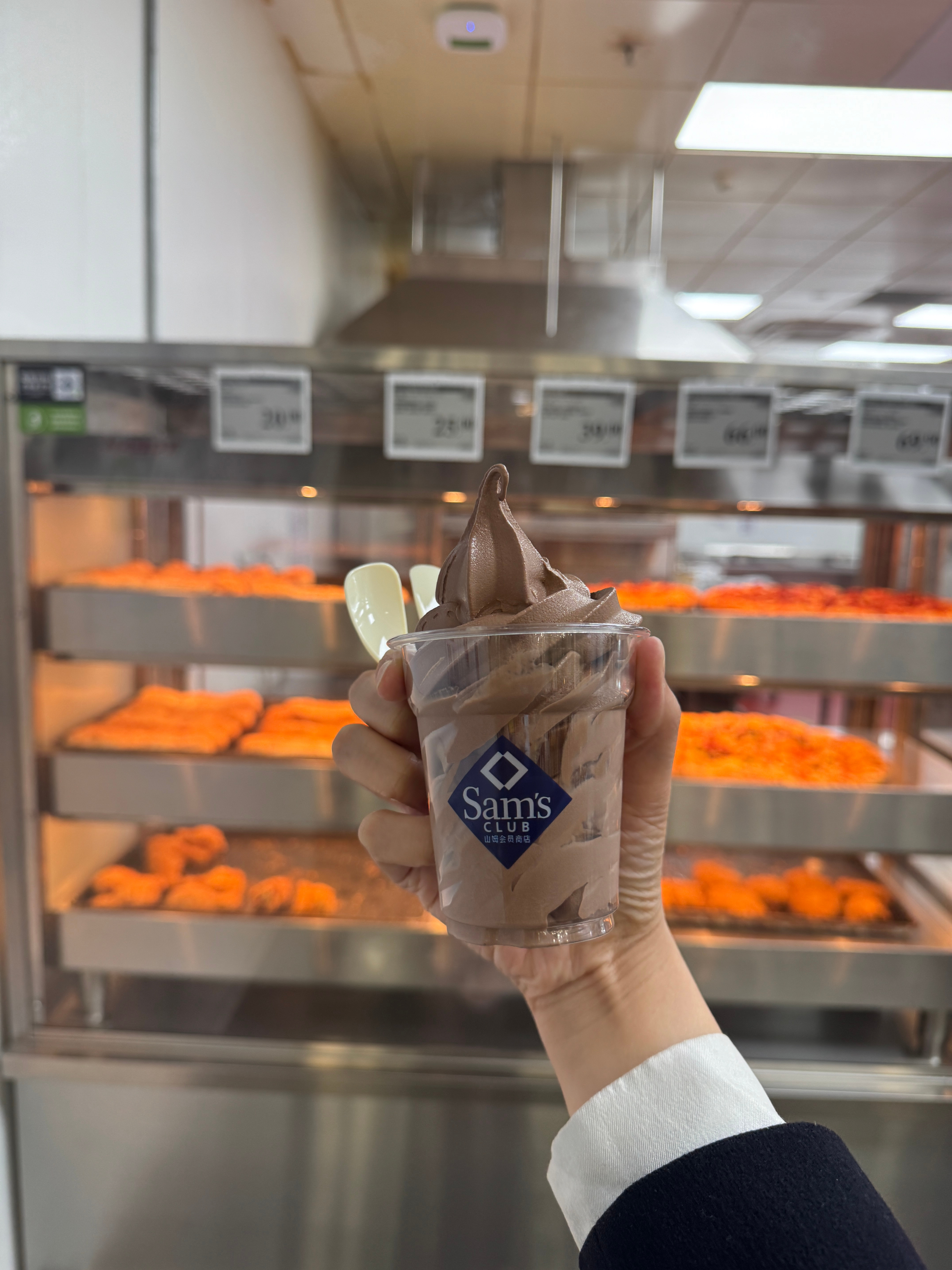 山姆这个巧克力味冰淇淋封神！奶味的和蔓越莓的之前都尝试过，还是这个好吃😋我的日