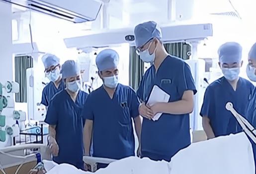 2022年，湖北一高三女生吞服了整整一瓶药物，导致“脑死亡”，不料，双亲决定捐献