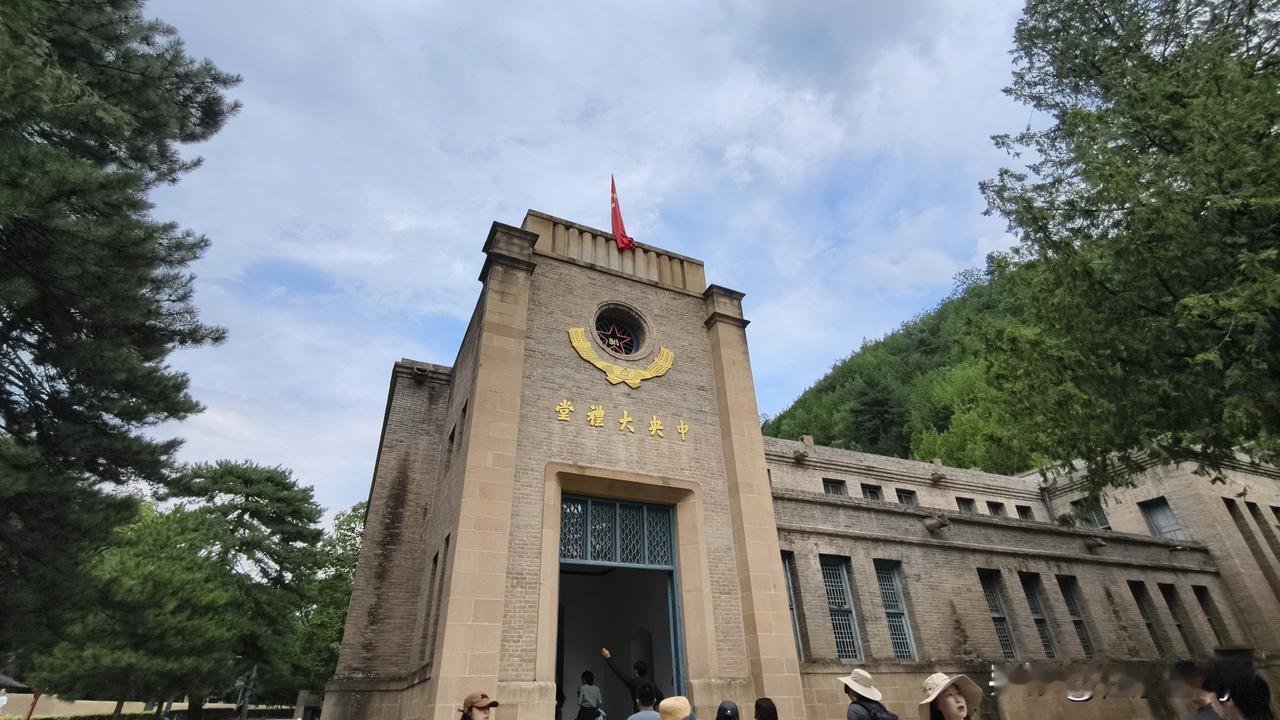 八一建军节 ，我在延安！
沉浸式感受红色文化的教育
向革命前辈们致敬🫡

🏛