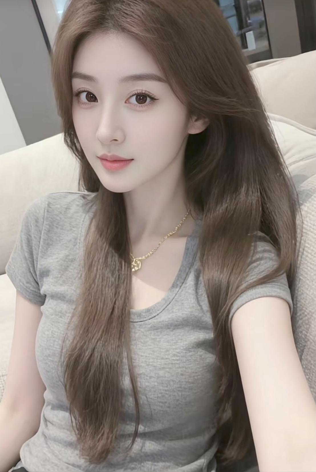 温柔甜美的自拍，灰色T恤搭配金色项链，元气满满的一天！🌟✨