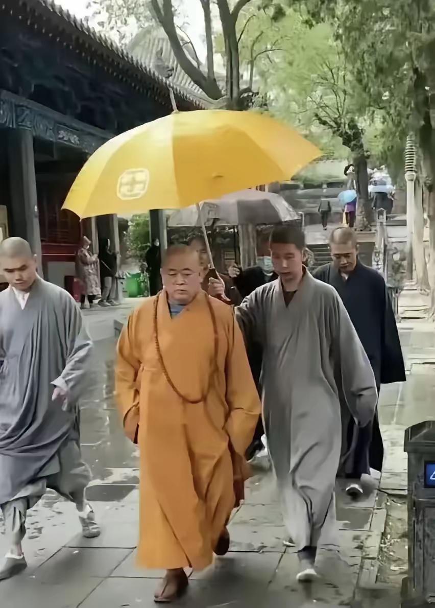 释大和尚，在寺内有徒弟打伞；走出寺外有香车宝马。一副高高在上、作福作威、盛气凌人