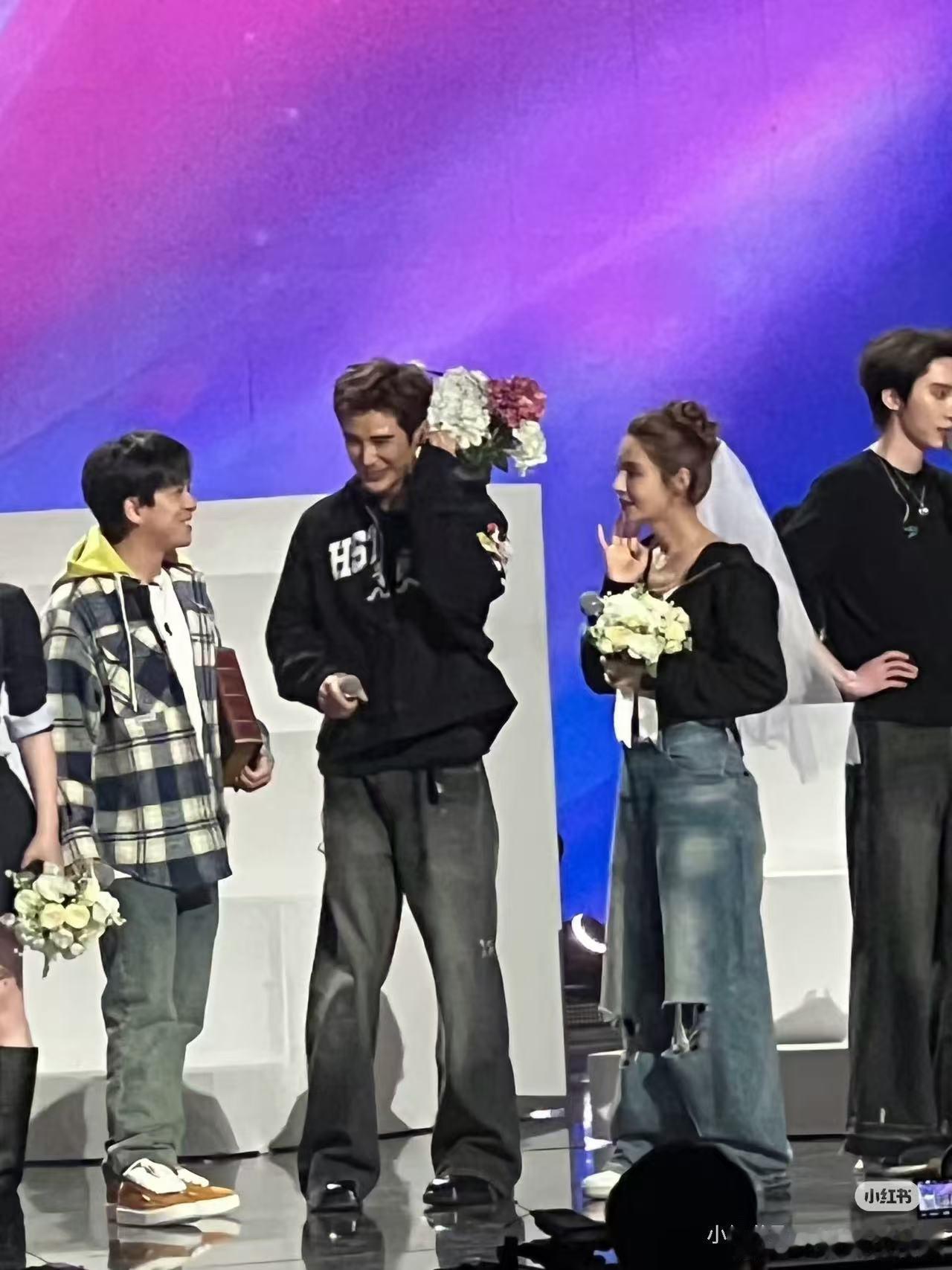 武艺从半个内娱真夫妻身边路过 婚综节目《天声一对》居然邀请了武艺，这个单身多年的