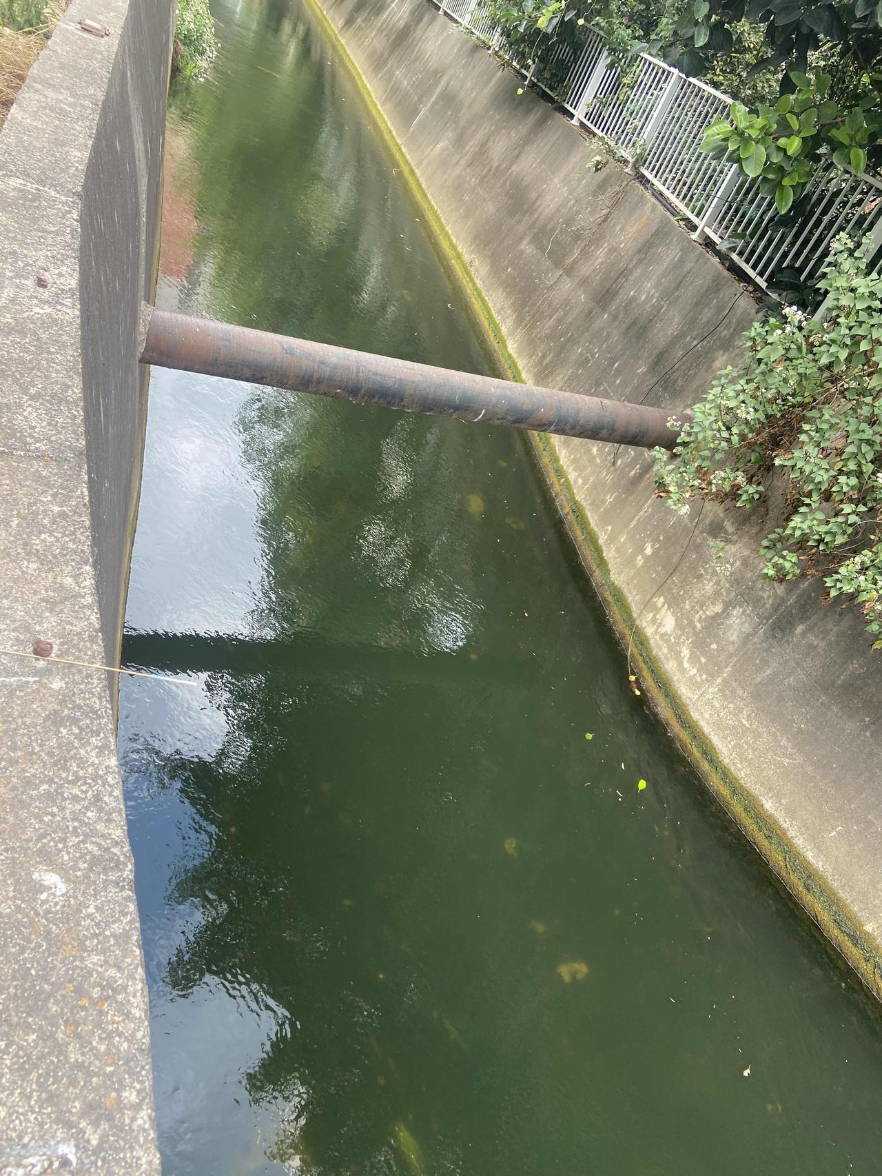 散步的时候看到一根大钢管横穿河道，总是会觉得很奇怪，干嘛要在这里放一根大钢管。