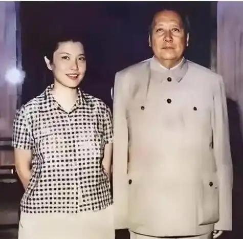 主席赞她天生丽质，周总理称无可替代，彭德怀叹人才难得，凭啥？1949年的天安门城