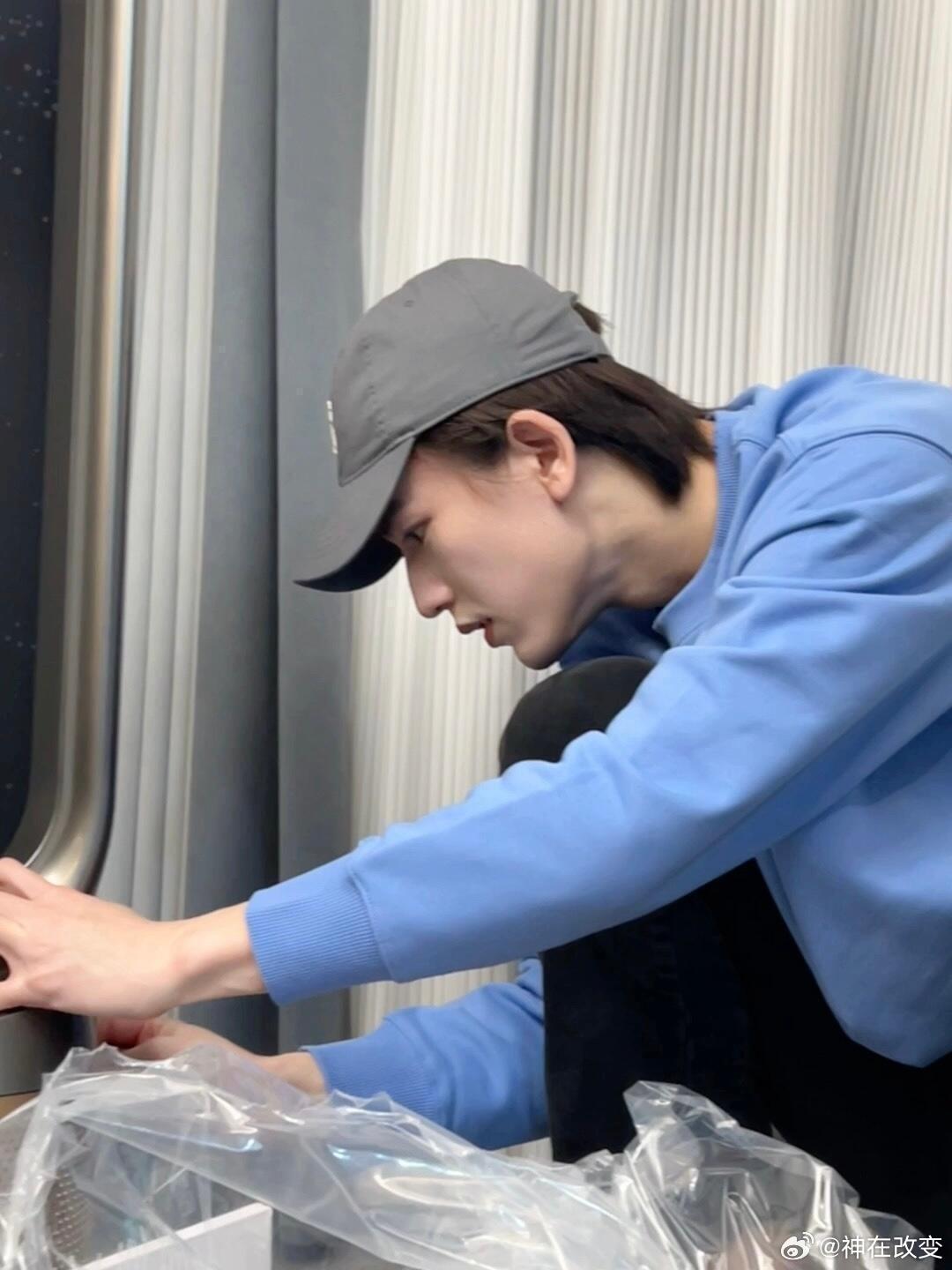 张凌赫[超话]  张凌赫｜比硬照更有杀伤力的是女友视角张凌赫｜ ​​​