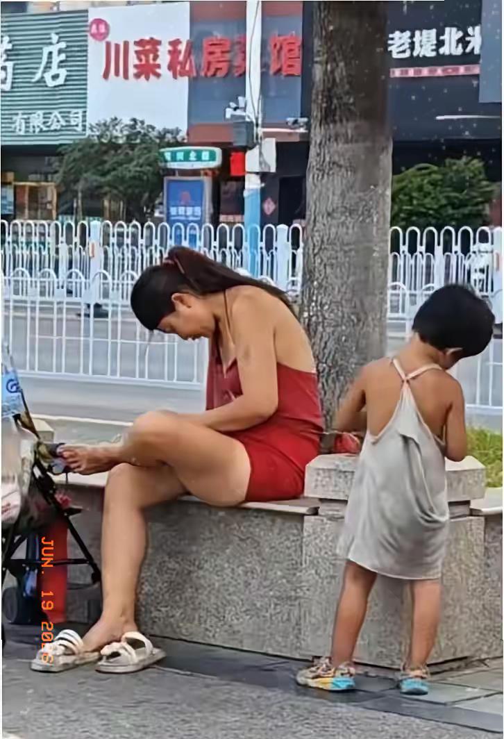 谁能看得下去，小小年纪活得这般小心翼翼？徐州街边这对流浪母女戳碎无数人的心，妈妈