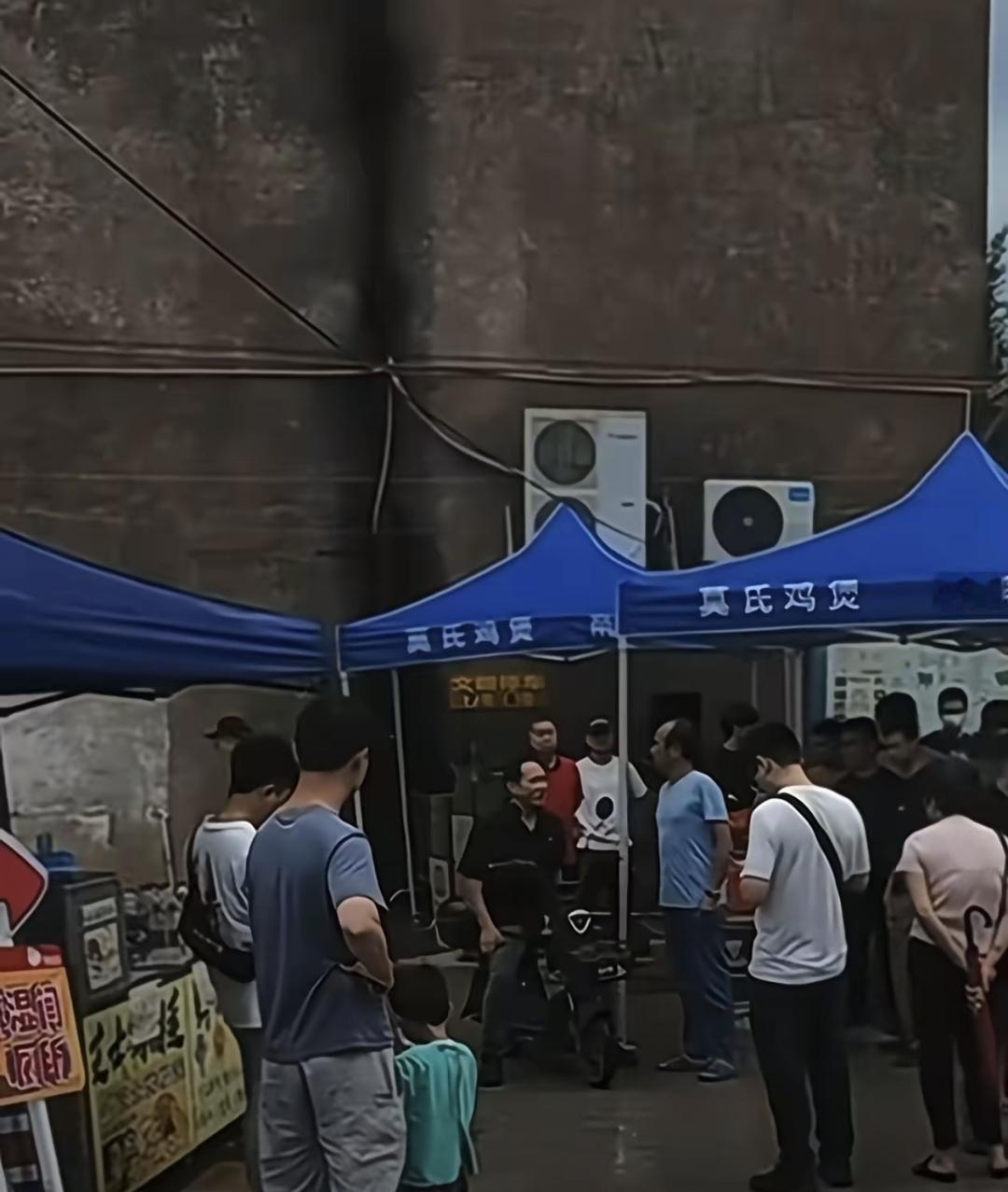 今天莫叔发了条视频，就一句：“今天不营业，大家别来了。”没哭没喊，但手在抖。村里