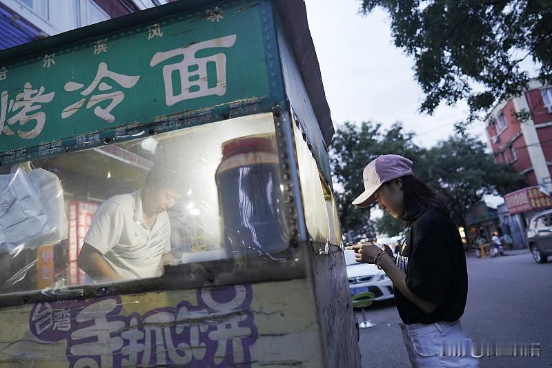 我认为保留。路边摊体现了非常浓厚的生活气息，一方面方便了一些人的生活需求，另一方