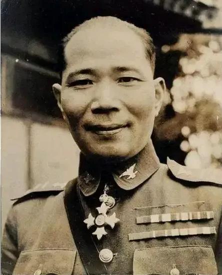 1948年10月下旬，何应钦在南京主持作战会，周至柔说：“蒋总统此前让我派飞机把