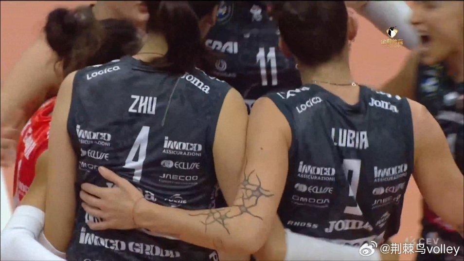 朱婷开局拦网拿一分。