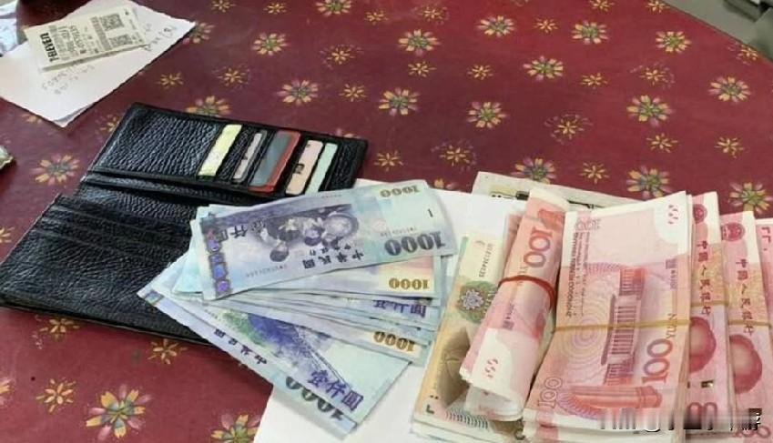 台湾一名摩托车骑士不慎掉落皮夹，里面1万1181元人民币钞票当街飞散，但路人无人