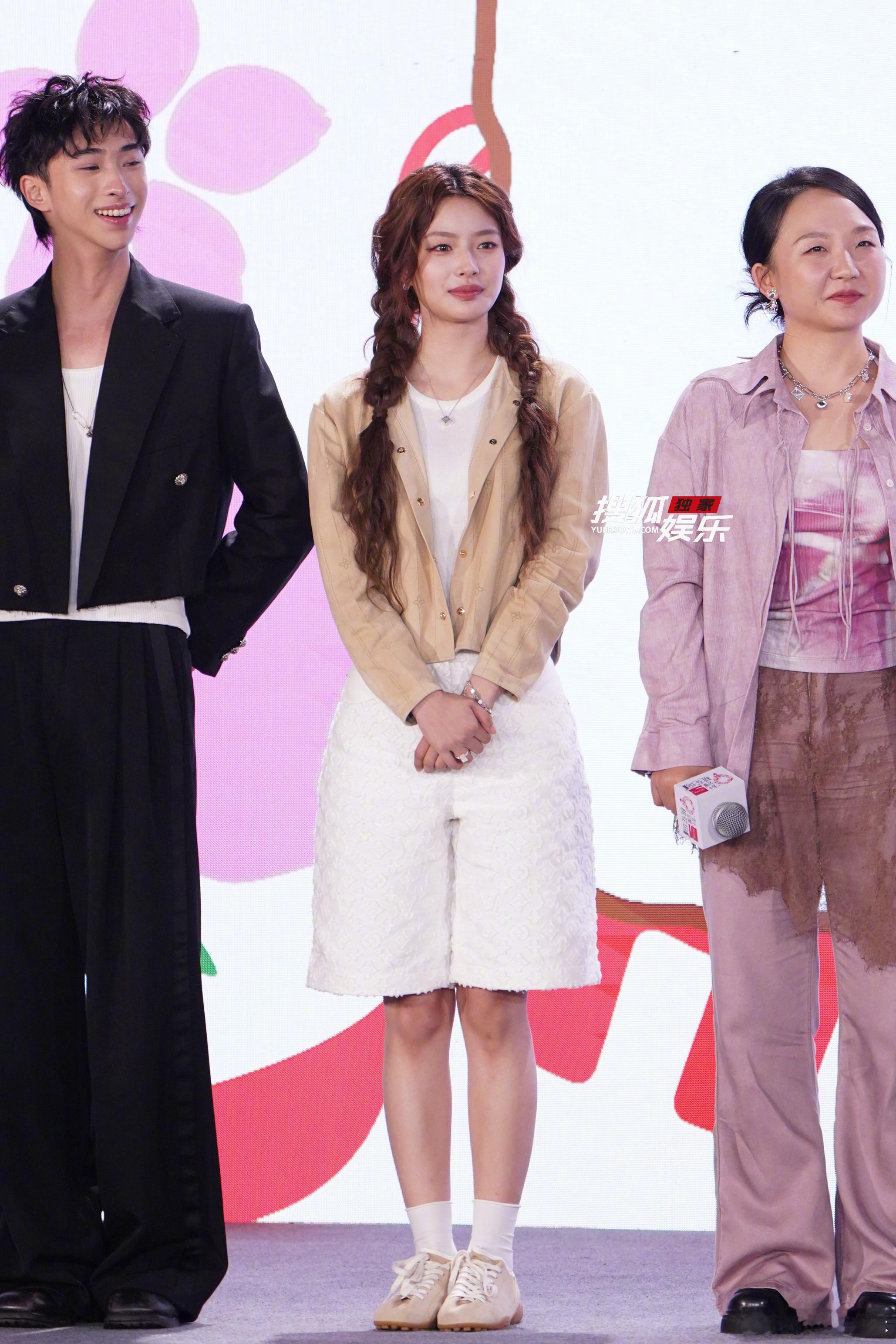 今日《五十公里桃花坞6》媒体发布会生图来啦！这个扎双麻花辫的五千宝宝实在太萌徐若