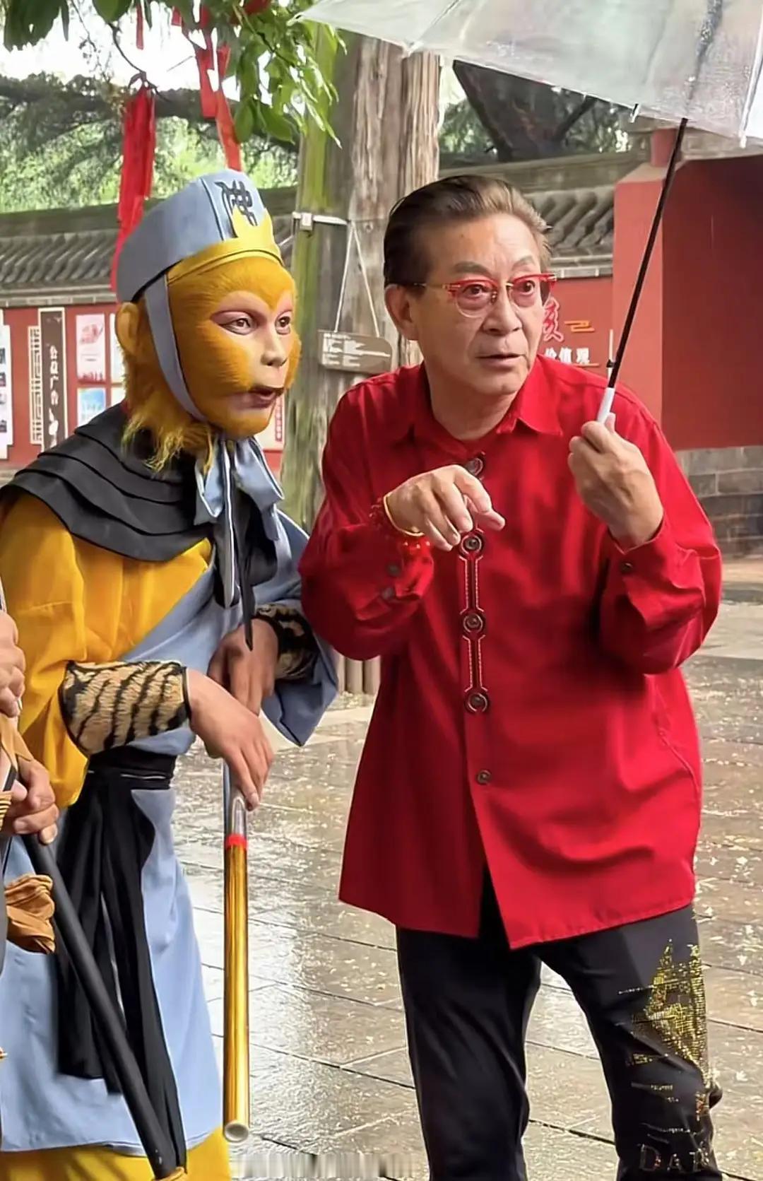 六小龄童老师指导你演猴子，就算你心里不服，但你也要在表面上表示非常地认同，毕竟他