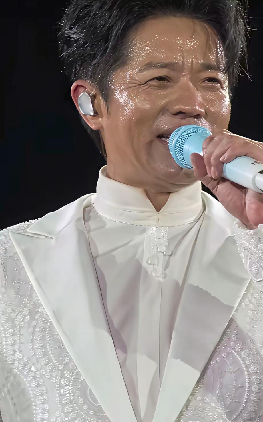 现在明星挣钱也不容易了
不好好唱
粉丝真不给你买账
网友戏称
看看看看玲花都热成