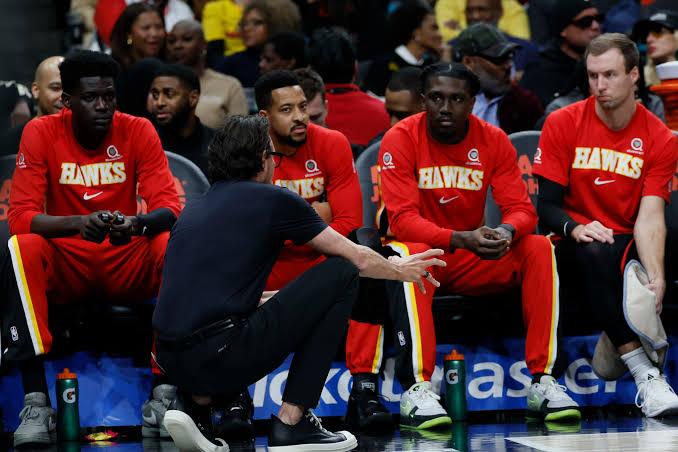 据NBA记者马克·斯坦恩和杰克·费舍尔报道，亚特兰大老鹰正在交易市场上积极寻找一