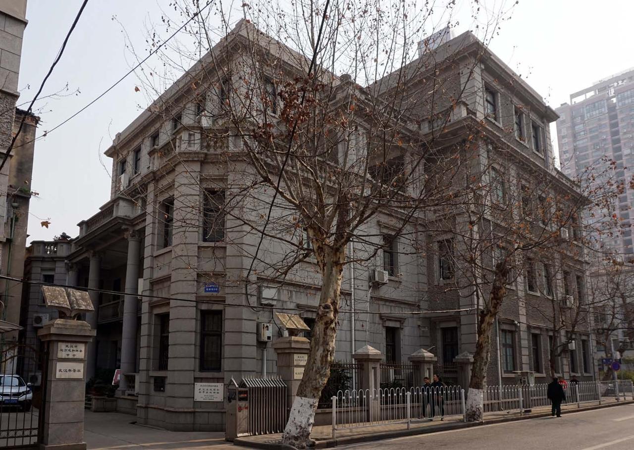 武汉市劳动局历经数次地址变迁：五十年代初期扎根一元路旧址，是劳动介绍所的发源之地